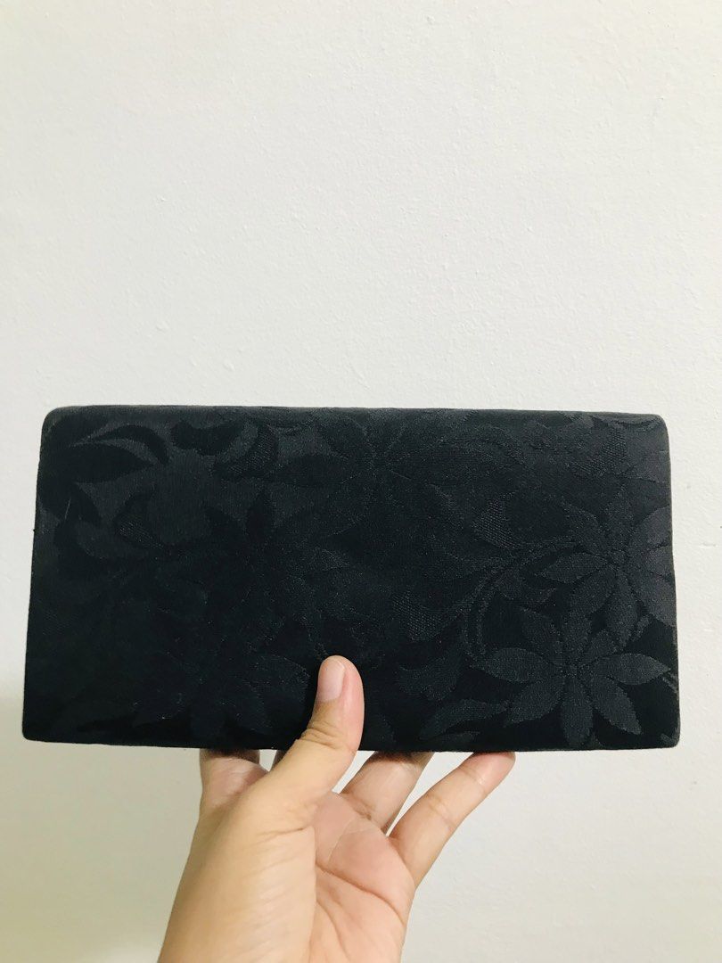 JAPAN CLUTCH (Category: Purses & Pouches) located in Gamu. Submitted by 2022bagsbunny (Listing ID 1463393376, Image 2). Description: .