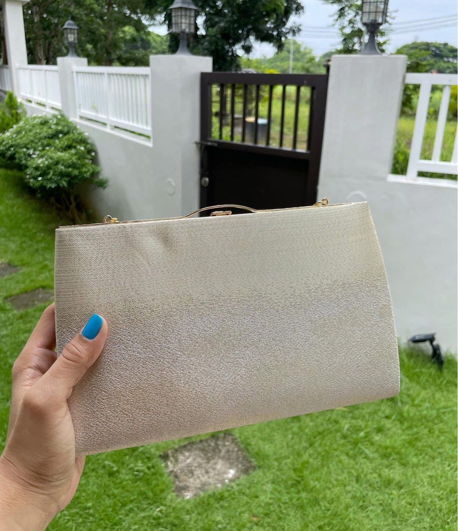 Japanese clutch (Category: Clutches) located in Bulacan. Submitted by thriftbagcollections (Listing ID 1463462907, Image 2). Description: Brandnew JapanesedClutch,Approx:H-5”W-8”D-1.5”handle 4.5”.