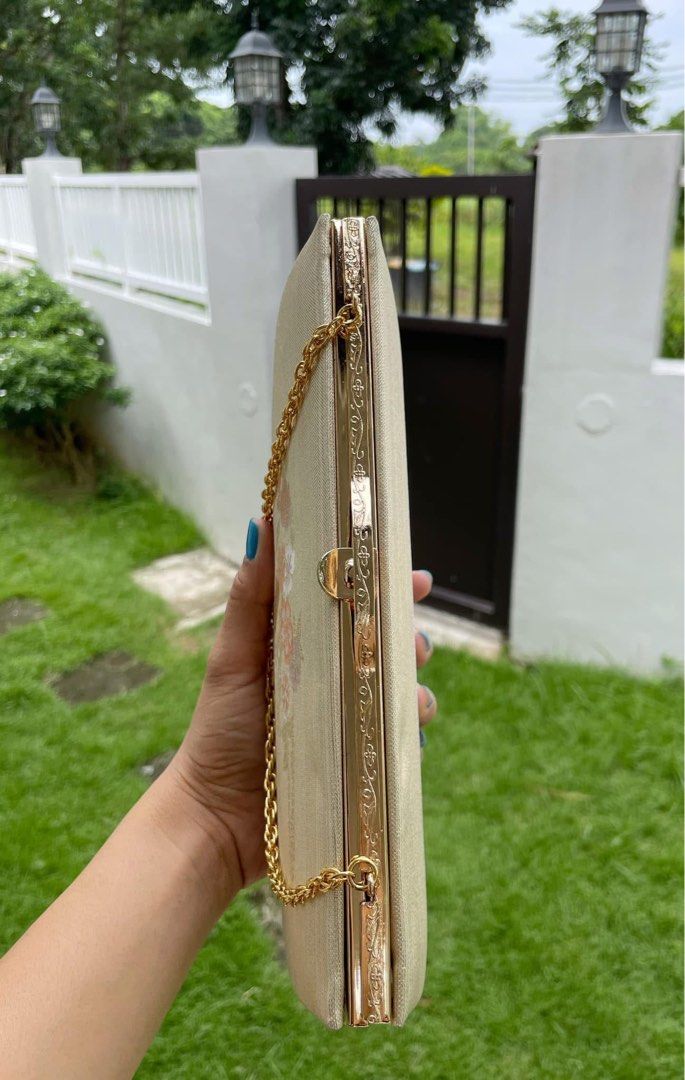 Japanese clutch (Category: Clutches) located in Bulacan. Submitted by thriftbagcollections (Listing ID 1463462907, Image 3). Description: Brandnew JapanesedClutch,Approx:H-5”W-8”D-1.5”handle 4.5”.