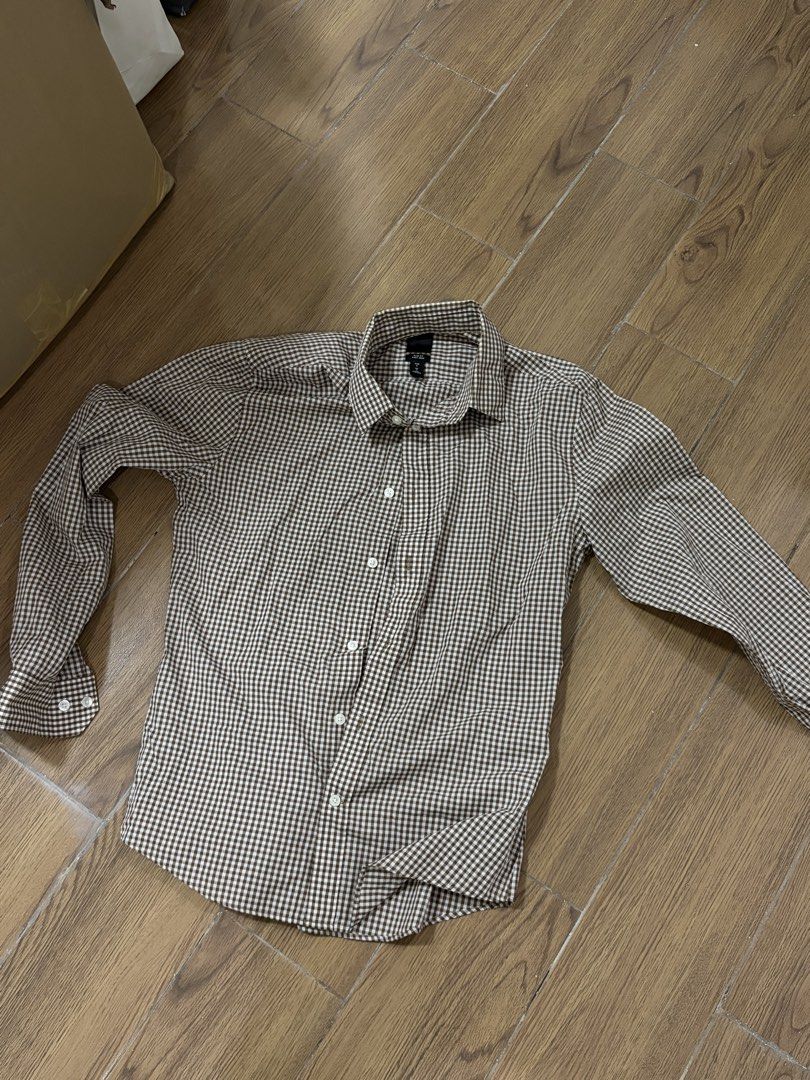 j.crew Gingham Long Sleeve Button Down Shirt (Category: Tshirts & Polo Shirts ) located in Manila. Submitted by rich028 (Listing ID 1463521420, Image 1). Description: - Classic J.Crew gingham shirt - Brown and white checkered pattern - Long sleeves with button cuffs - Button-down front - Versatile for casual or smart-casual outfits - Pairs well with jeans or chinos.
