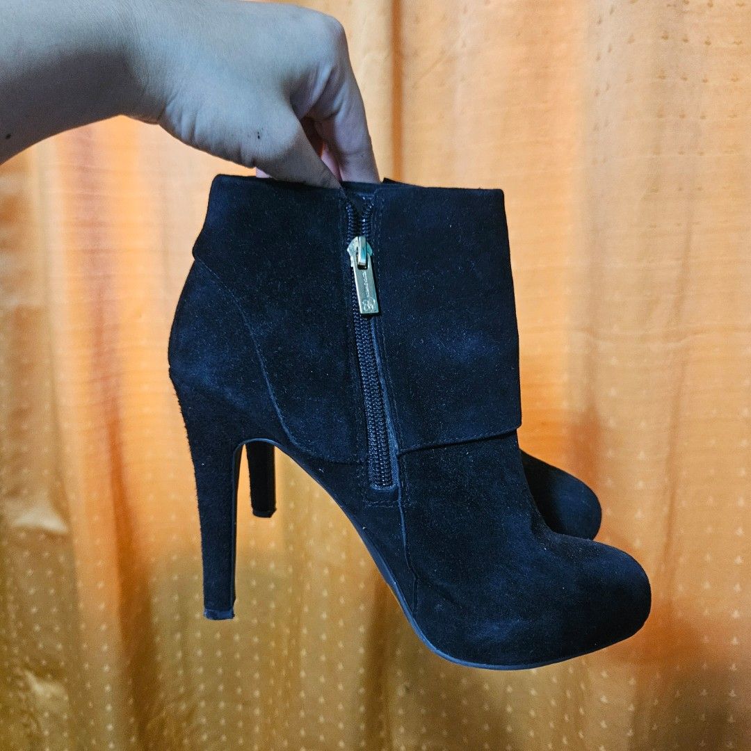 Jessica Simpson suede/ leather upper ankle black boots (Category: Boots) located in Digos. Submitted by marianfinds (Listing ID 1463379598, Image 3). Description: size:36.5 /6.5m (bakbak na ang loob but ang sa labas good pa ) Authentic/preloved item. Actual photos posted. Please check all photos and details carefully before purchasing. Minor signs of use may be present. 📌Please manage your expectations this is not brandnew Walk in buyers are alw
