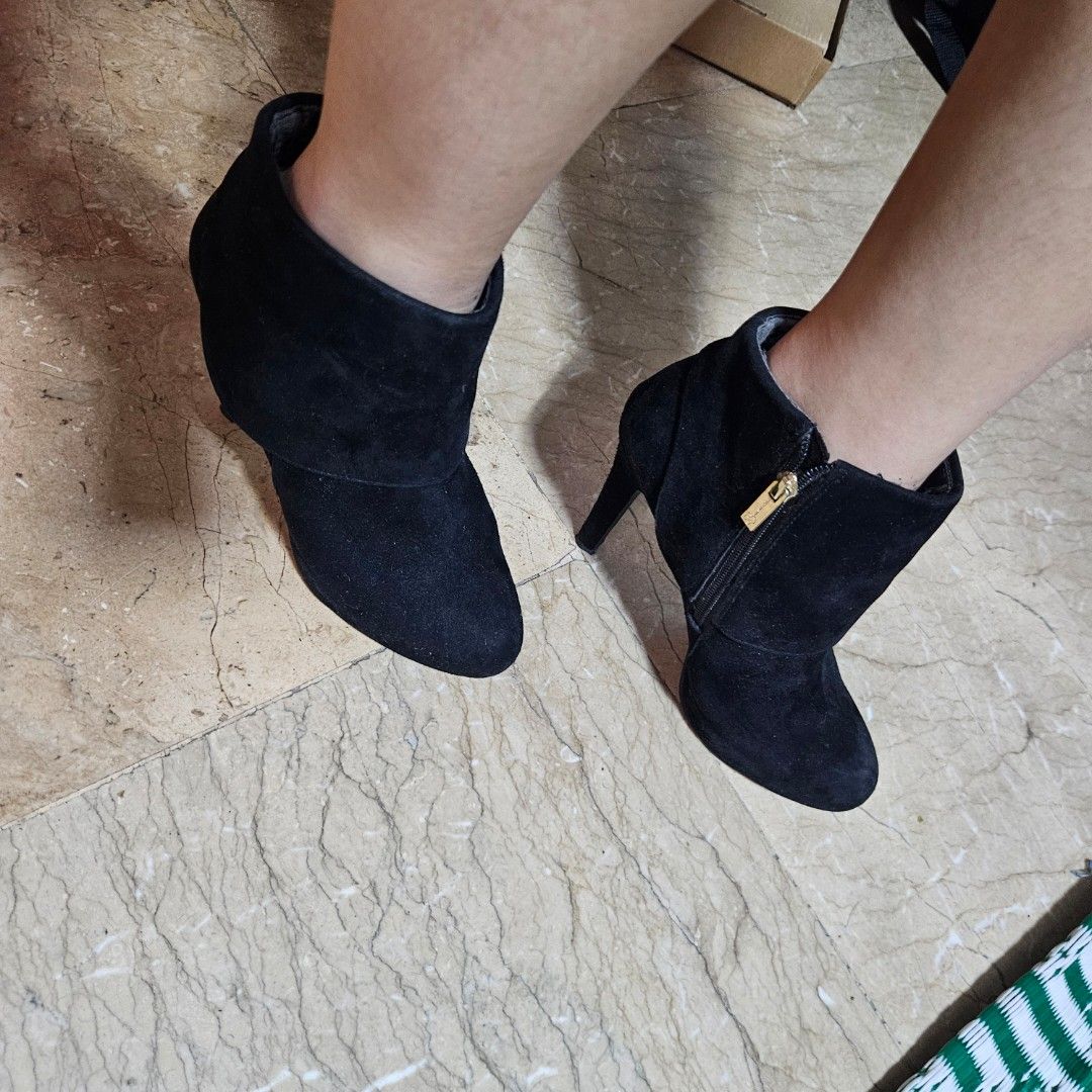 Jessica Simpson suede/ leather upper ankle black boots (Category: Boots) located in Digos. Submitted by marianfinds (Listing ID 1463379598, Image 1). Description: size:36.5 /6.5m (bakbak na ang loob but ang sa labas good pa ) Authentic/preloved item. Actual photos posted. Please check all photos and details carefully before purchasing. Minor signs of use may be present. 📌Please manage your expectations this is not brandnew Walk in buyers are alw