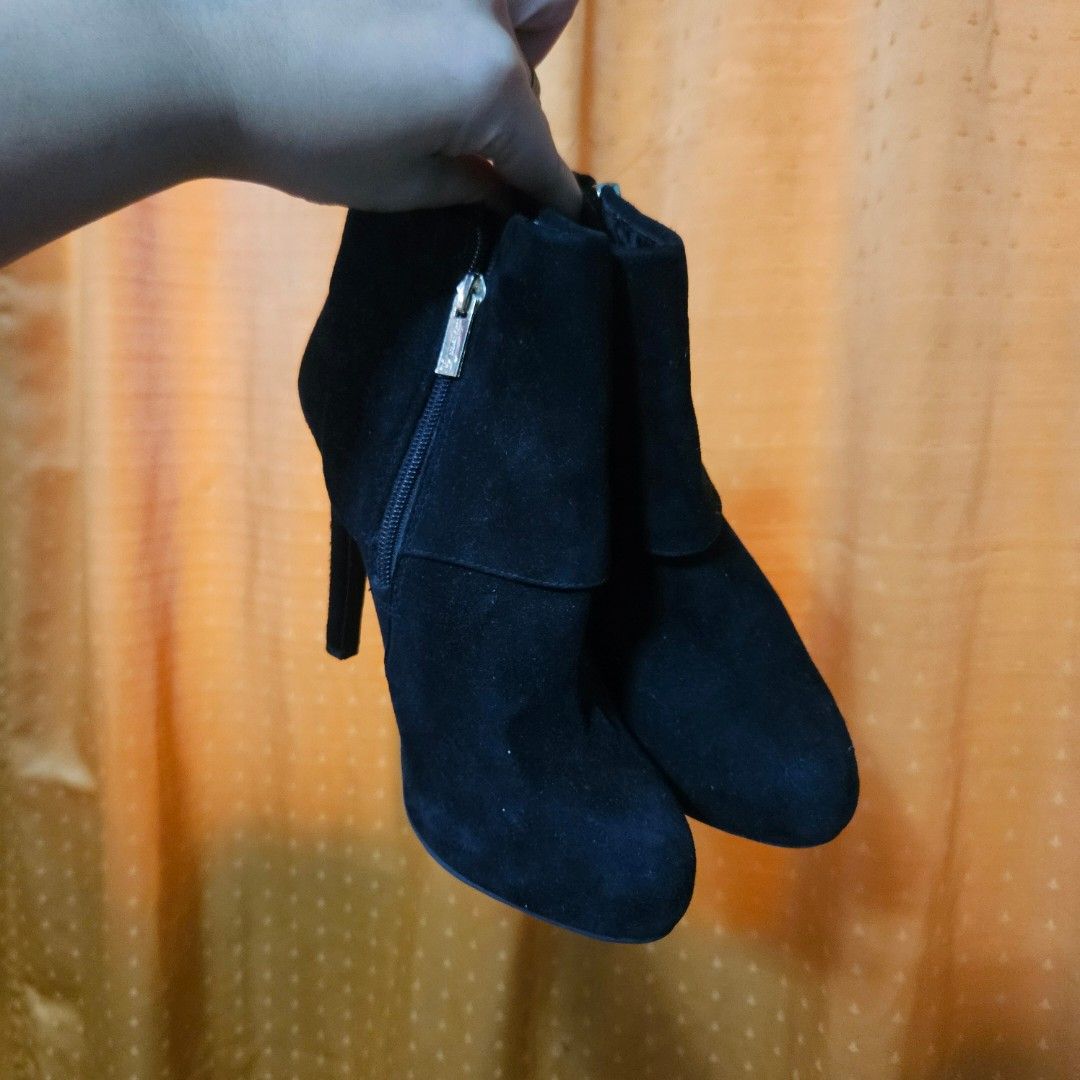 Jessica Simpson suede/ leather upper ankle black boots (Category: Boots) located in Digos. Submitted by marianfinds (Listing ID 1463379598, Image 2). Description: size:36.5 /6.5m (bakbak na ang loob but ang sa labas good pa ) Authentic/preloved item. Actual photos posted. Please check all photos and details carefully before purchasing. Minor signs of use may be present. 📌Please manage your expectations this is not brandnew Walk in buyers are alw