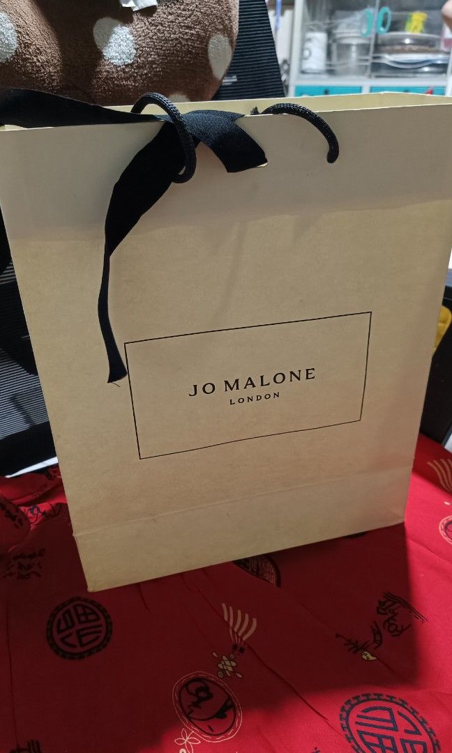 Jo Malone paper bag size Large (Category: Storage Boxes & Baskets) located in Pasay City. Submitted by khim1202ma07307 (Listing ID 1463448769, Image 1). Description: .