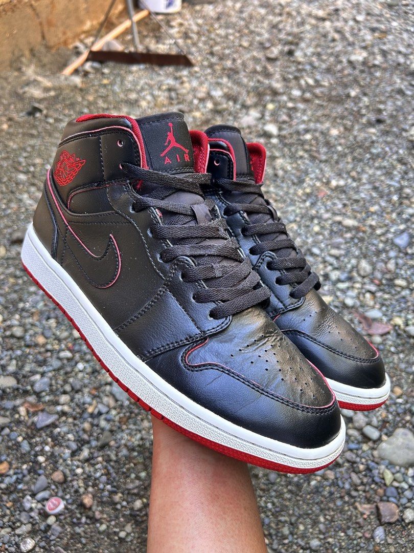 JORDAN 1 RETRO MID BLACK RED (Category: Sneakers) located in Cabanatuan. Submitted by thriftttttt (Listing ID 1463354999, Image 3). Description: SIZE: 9.5 US , 43 EUR, 27.5 CM.