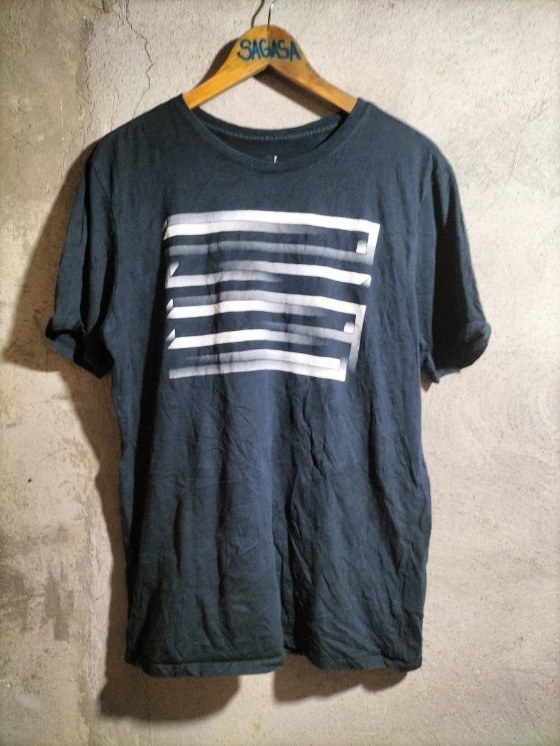 Jordan Graphic T-Shirt Size L (Category: Tshirts & Polo Shirts ) located in Valencia. Submitted by cabisaythriftshop (Listing ID 1463419972, Image 1). Description: - Dark blue Jordan graphic t-shirt - Size: Large (L) - Made in China - Features graphic design on the front - Perfect for casual outings.