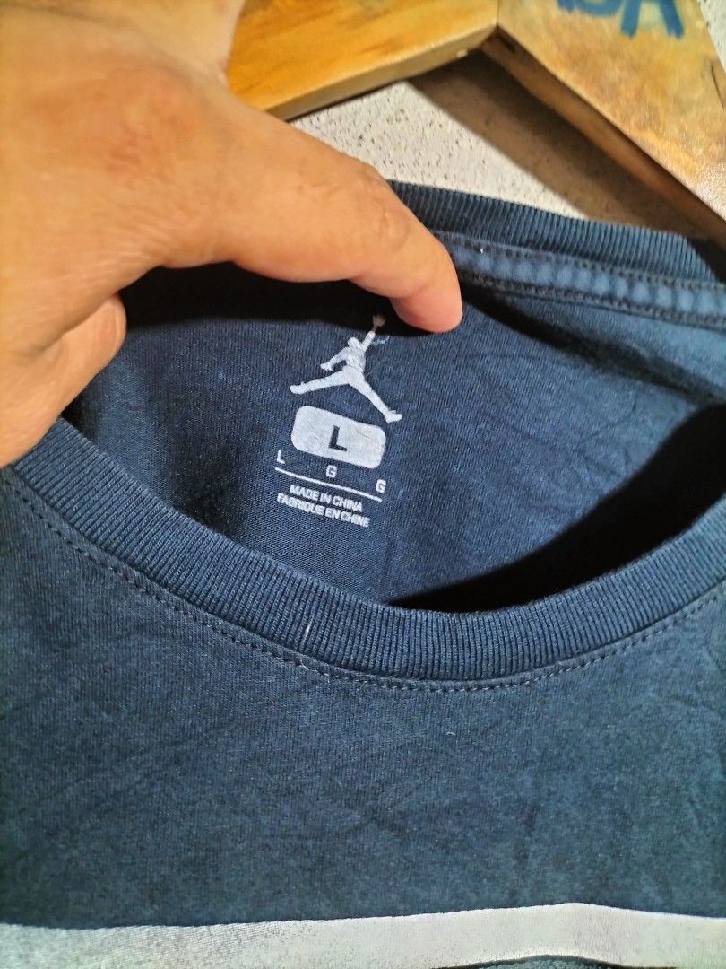 Jordan Graphic T-Shirt Size L (Category: Tshirts & Polo Shirts ) located in Valencia. Submitted by cabisaythriftshop (Listing ID 1463419972, Image 2). Description: - Dark blue Jordan graphic t-shirt - Size: Large (L) - Made in China - Features graphic design on the front - Perfect for casual outings.