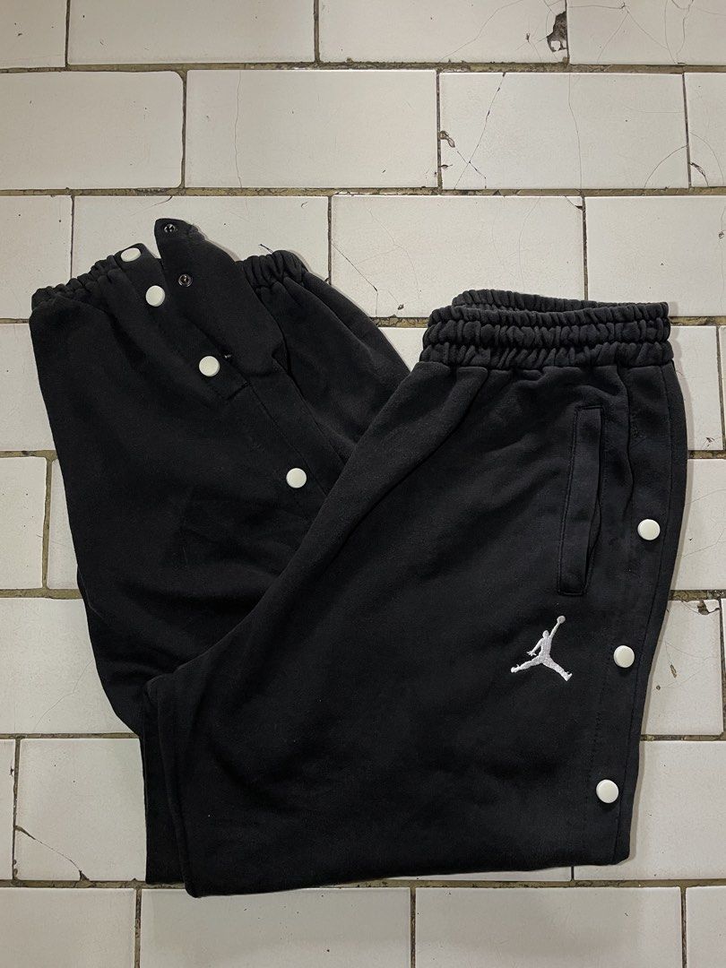 Jordan Jogger SweatPants (Category: Joggers) located in Manila. Submitted by bhelle28.moon (Listing ID 1463390576, Image 1). Description: For Sale‼️ Jordan Jogger SweatPants With Botton side by side design Size L Weight 28 Length 37 Color BLACK Minimal Logo Design Brandnew Condition/Excellent Quality MOD Lalamove/JnT MOP Gcash Dm me if ur interested..