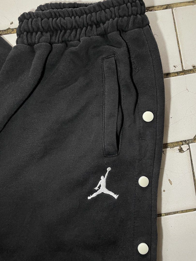 Jordan Jogger SweatPants (Category: Joggers) located in Manila. Submitted by bhelle28.moon (Listing ID 1463390576, Image 3). Description: For Sale‼️ Jordan Jogger SweatPants With Botton side by side design Size L Weight 28 Length 37 Color BLACK Minimal Logo Design Brandnew Condition/Excellent Quality MOD Lalamove/JnT MOP Gcash Dm me if ur interested..