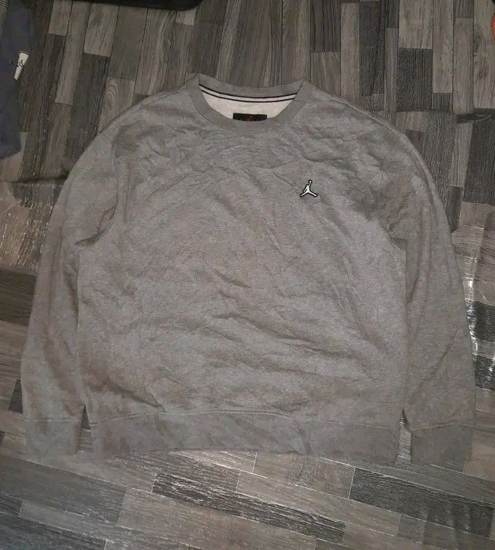 JORDAN MEN'S SWEAT SHIRT (Category: Coats, Jackets and Outerwear) located in Mandaue City. Submitted by indayftjesiediva (Listing ID 1463431071, Image 1). Description: JORDAN MEN'S SWEAT SHIRT XXL 25X27.5 EXCELLENT CONDITION COLOR RATE 9.8/10 EMBROIDERED LOGO NO ISSUE NEEDWASH ONLY MINE 550 + SF ONLY 🔥 DM IF INTERESTED 📩.