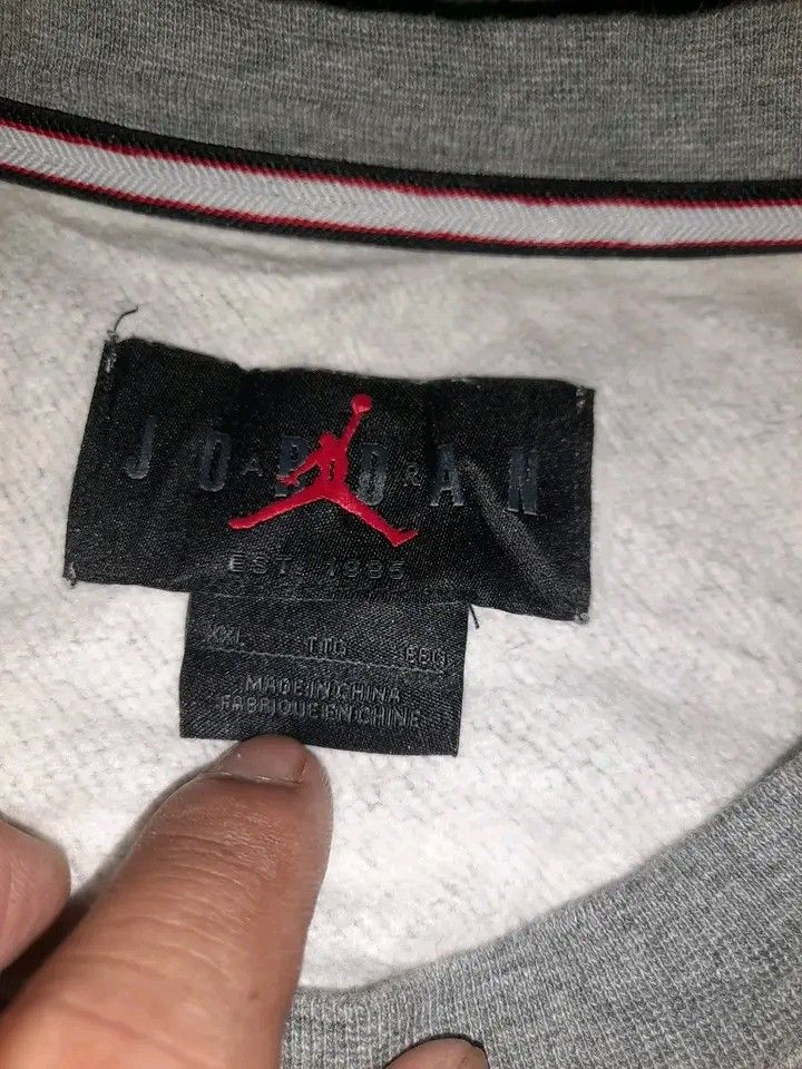 JORDAN MEN'S SWEAT SHIRT (Category: Coats, Jackets and Outerwear) located in Mandaue City. Submitted by indayftjesiediva (Listing ID 1463431071, Image 3). Description: JORDAN MEN'S SWEAT SHIRT XXL 25X27.5 EXCELLENT CONDITION COLOR RATE 9.8/10 EMBROIDERED LOGO NO ISSUE NEEDWASH ONLY MINE 550 + SF ONLY 🔥 DM IF INTERESTED 📩.