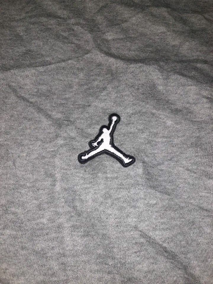 JORDAN MEN'S SWEAT SHIRT (Category: Coats, Jackets and Outerwear) located in Mandaue City. Submitted by indayftjesiediva (Listing ID 1463431071, Image 2). Description: JORDAN MEN'S SWEAT SHIRT XXL 25X27.5 EXCELLENT CONDITION COLOR RATE 9.8/10 EMBROIDERED LOGO NO ISSUE NEEDWASH ONLY MINE 550 + SF ONLY 🔥 DM IF INTERESTED 📩.