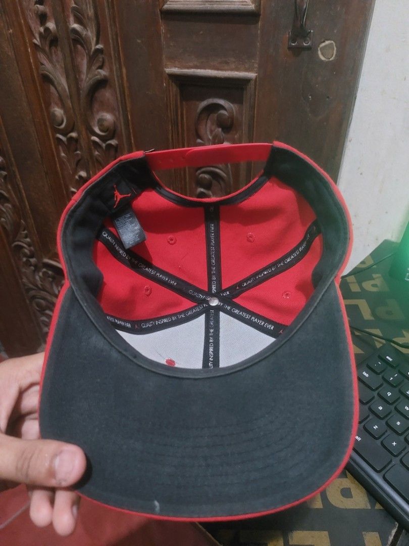 Jordan Snapback Cap Red Black (Category: Caps & Hats) located in Manila. Submitted by mightyturtle_e6e74b (Listing ID 1463394780, Image 2). Description: - Red Jordan snapback cap - Features iconic black Jumpman logo on the front - Adjustable strap for a custom fit - Perfect for any Jordan fan!.