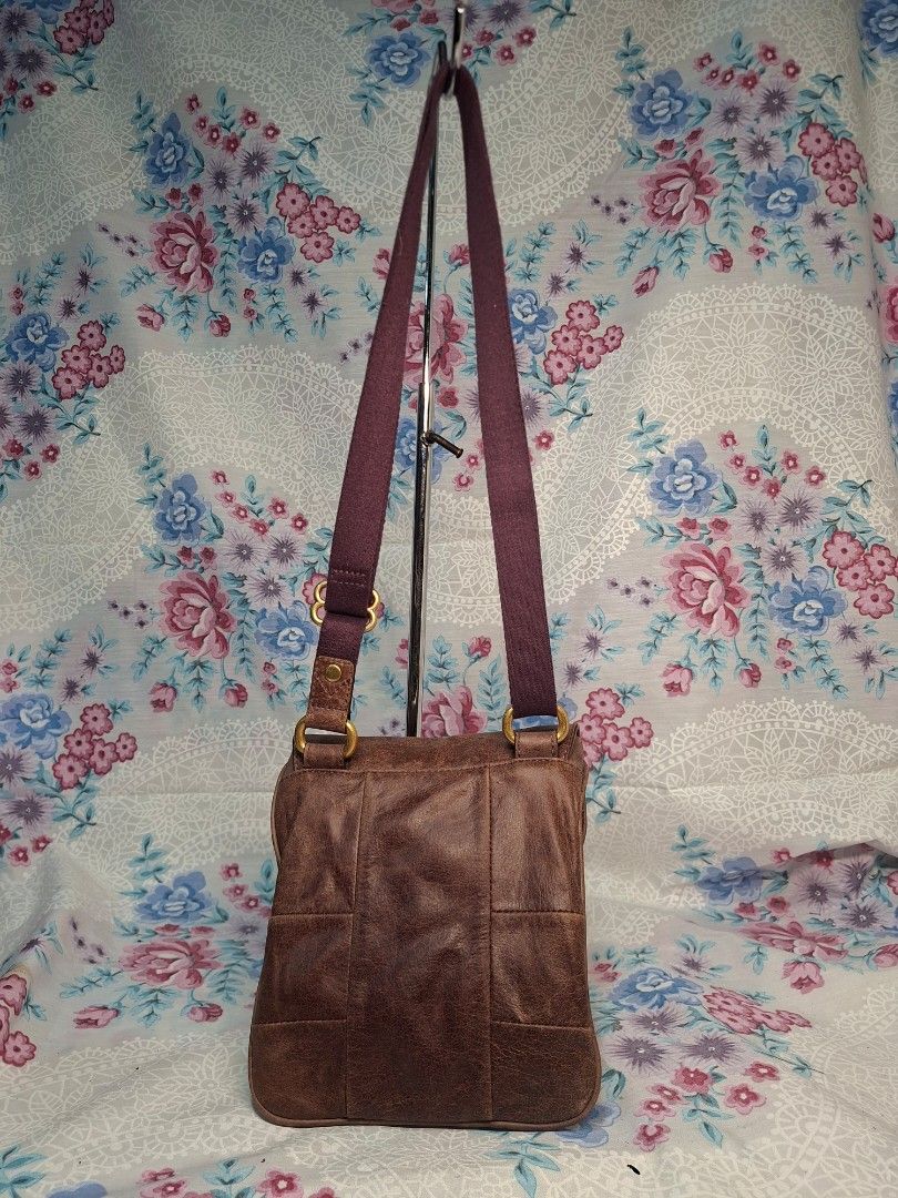 JUICY COUTURE SLING BAG (Category: Cross-body Bags) located in General Mariano Alvarez. Submitted by adonid (Listing ID 1463375636, Image 2). Description: GOOD CONDITION ORIGINAL VINTAGE JUICY COURE NO ISSUE.