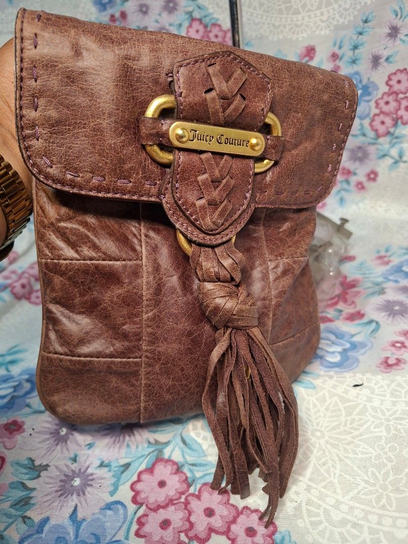 JUICY COUTURE SLING BAG (Category: Cross-body Bags) located in General Mariano Alvarez. Submitted by adonid (Listing ID 1463375636, Image 3). Description: GOOD CONDITION ORIGINAL VINTAGE JUICY COURE NO ISSUE.
