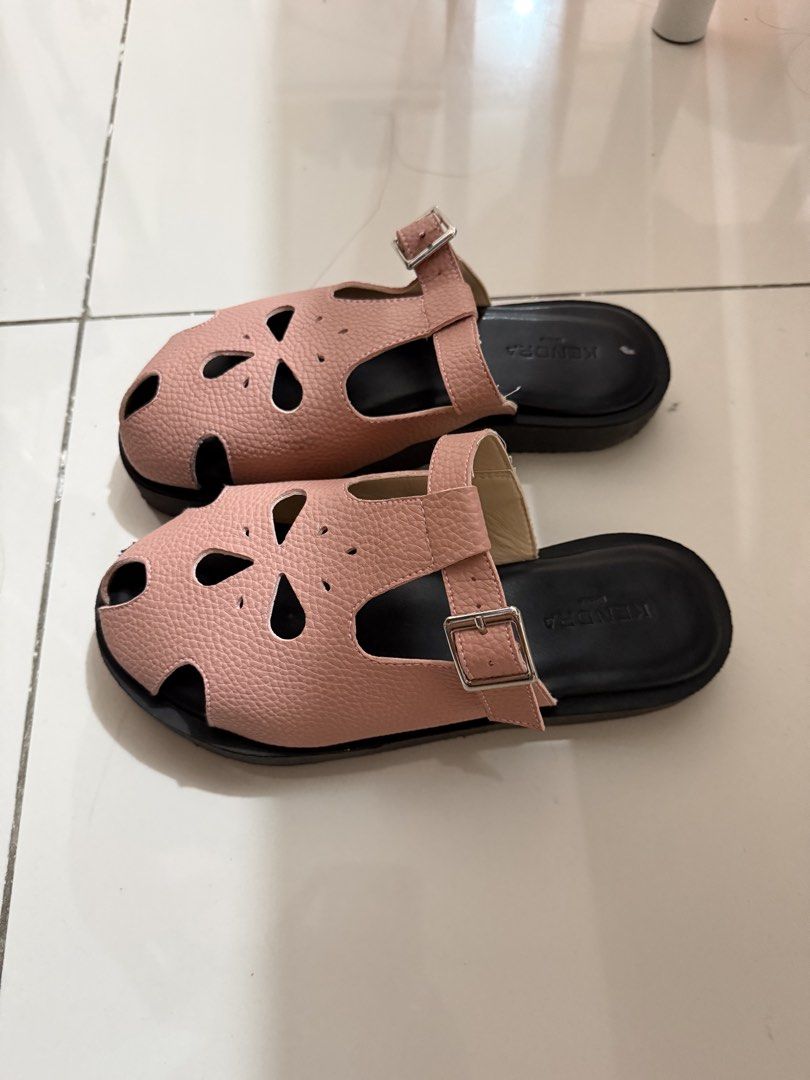 KENDRA Mules Size 9 (Category: Flats & Sandals) located in Quezon City. Submitted by forwwz (Listing ID 1463484225, Image 2). Description: srp: around ₱600 no box!!! used around 5x (may konting scratches and stain) US 9 ako (26 cm) pero masikip pa rin sakin. fits 25 cm better SDD ONLY around MM.