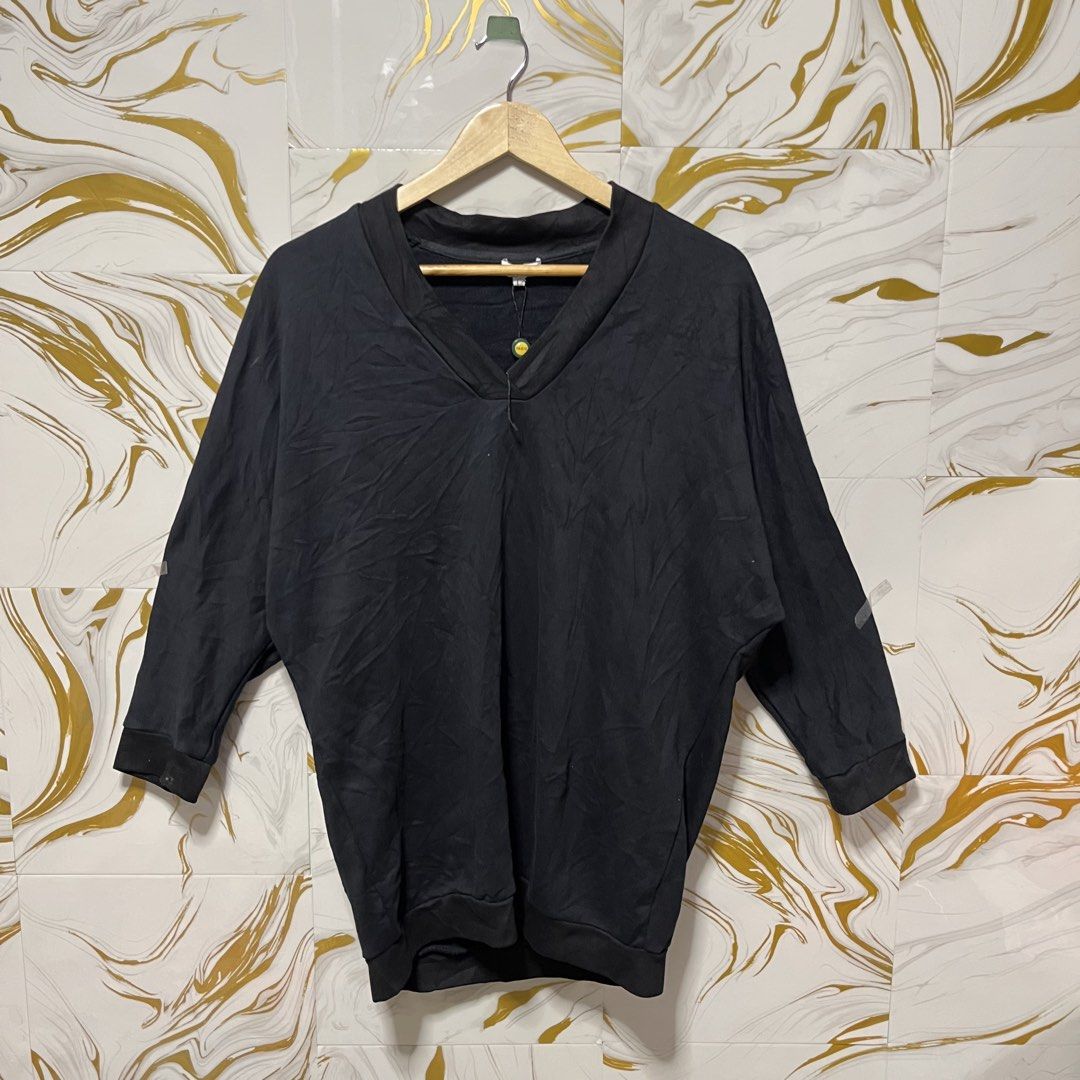 KENZO PARIS CREW NECK V NECK (Category: Coats, Jackets and Outerwear) located in Binangonan. Submitted by nhogsmapula-24860 (Listing ID 1463407439, Image 3). Description: ASPACK KENZO PARIS LONG SLEEVE V NECK NO ISSUE SIZE: RED MED BLACK XL .