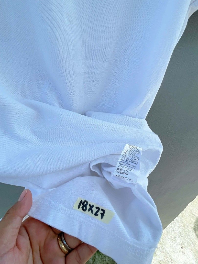Kenzo polo (Category: Activewear) located in San Nicolas. Submitted by lictawajre19642 (Listing ID 1463399038, Image 2). Description: Size: S-M Width :18 Length :27 CR:10/10 Issue :NONE.