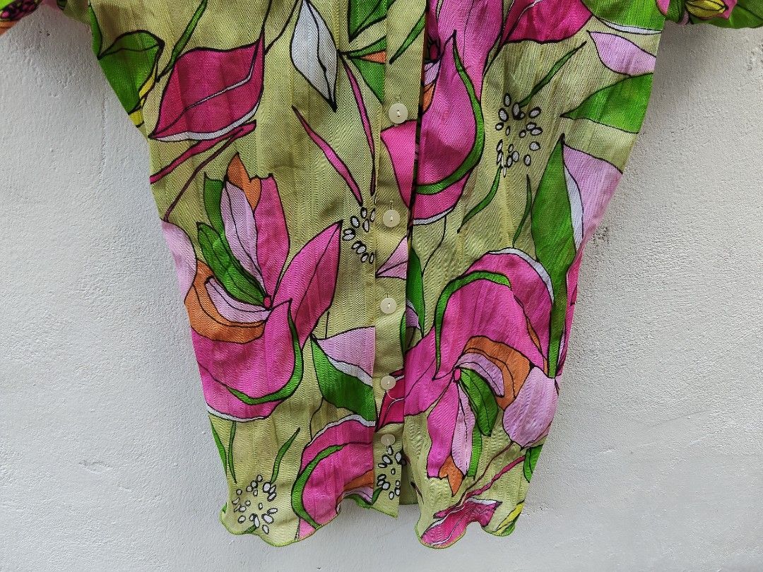 KIRO Floral Print Button-Up Shirt (Category: Shirts) located in City of Isabela. Submitted by jasheverything (Listing ID 1463365828, Image 3). Description: - Brand: KIRO - Style: Short-sleeved button-up shirt - Design: Vibrant green and pink floral print - Origin: Made in Korea - Look: Casual, retro - Occasion: Perfect for warmer weather Excellent Condition Xs to Small 550+SF.