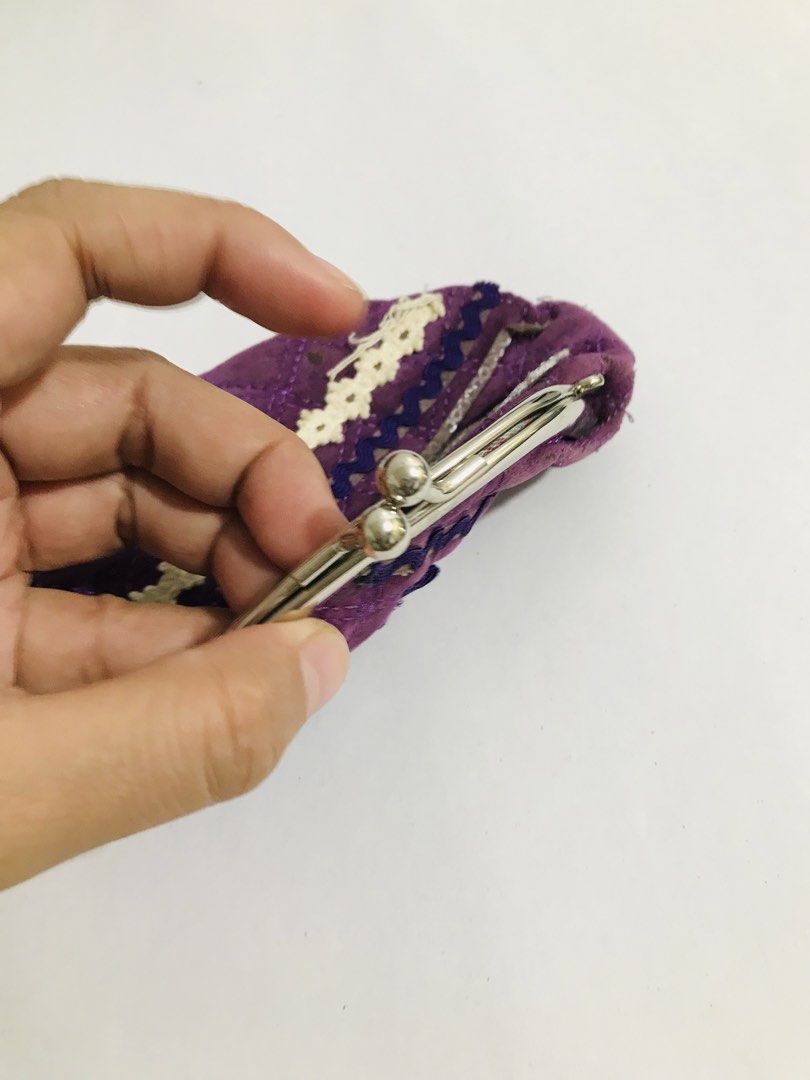 KISSLOCK COINPURSE (Category: Purses & Pouches) located in Gamu. Submitted by 2022bagsbunny (Listing ID 1463378658, Image 3). Description: .