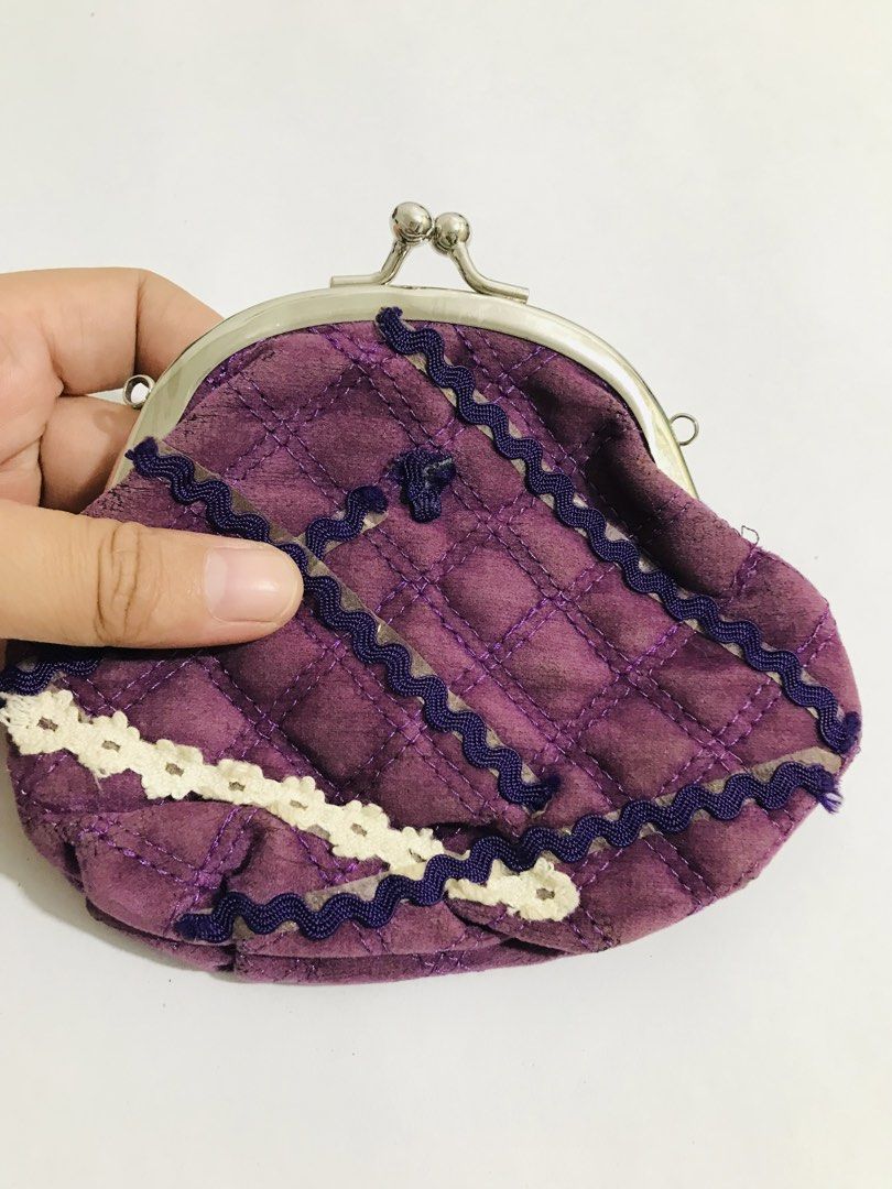 KISSLOCK COINPURSE (Category: Purses & Pouches) located in Gamu. Submitted by 2022bagsbunny (Listing ID 1463378658, Image 2). Description: .