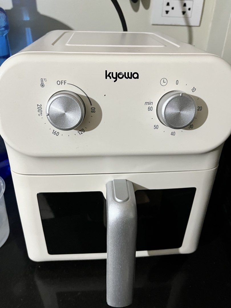 Kyowa airfryer (Category: Other Kitchen Appliances) located in Manila. Submitted by bubblycloud_10 (Listing ID 1463515791, Image 2). Description: Kyowa 5.8 Liter Air Fryer - Ivory -1+ year pa lang -no box.