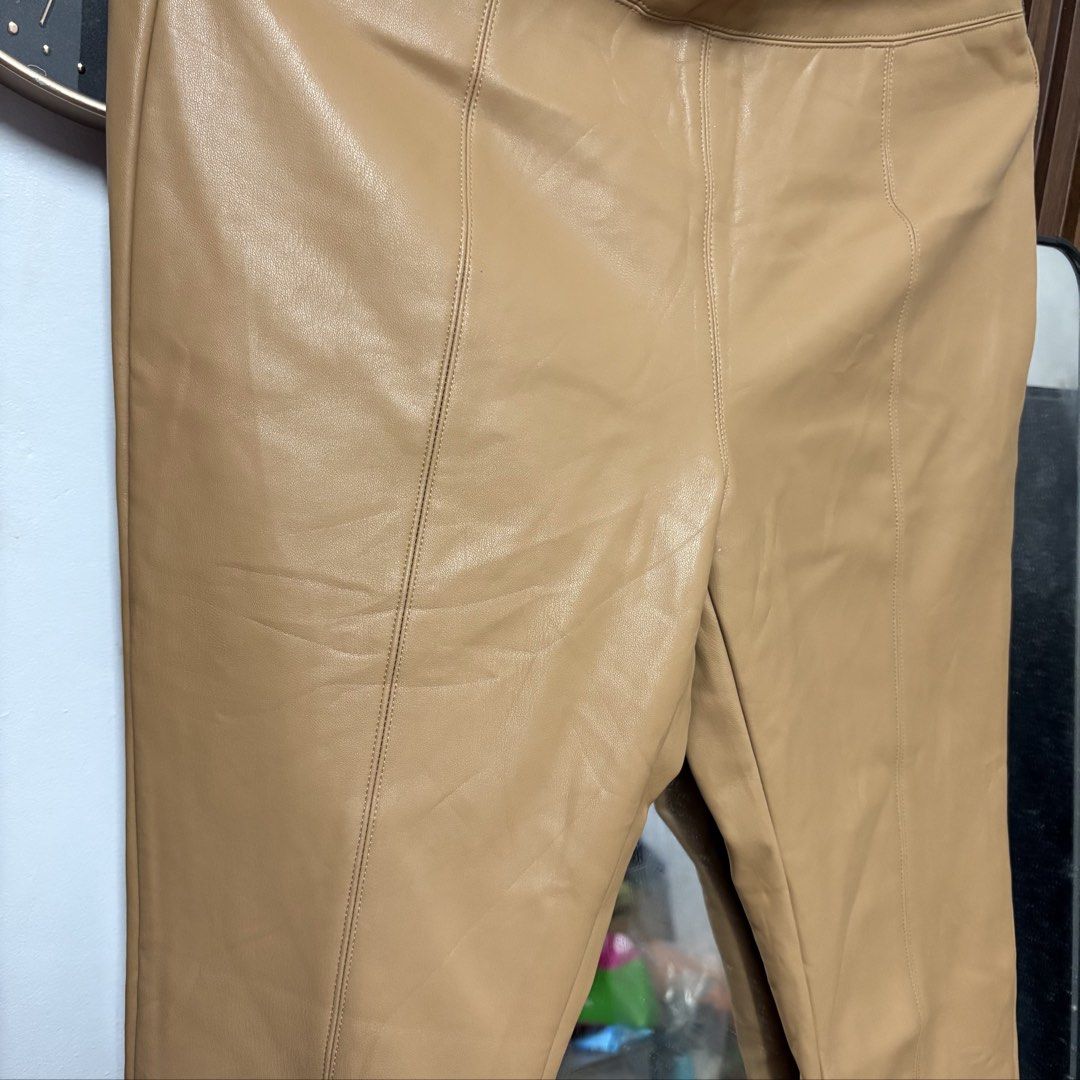 (M-L) Topshop Leather Pants (Category: Other Bottoms) located in Quezon City. Submitted by lushselection (Listing ID 1463378426, Image 2). Description: Removed tag, never used fits 30-32 waist.