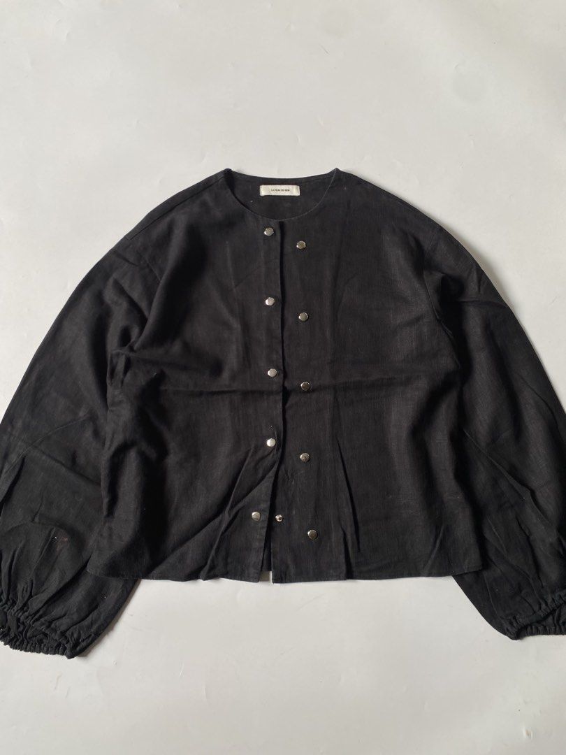 La Peau De Gem Linen Collarless Jacket (Category: Coats, Jackets and Outerwear) located in Baguio. Submitted by archival.store (Listing ID 1463479098, Image 3). Description: Size tagged: Issue:one button cant close Width:32 Length:39.5 Shoulder:19.5 Sleeves:22.5.