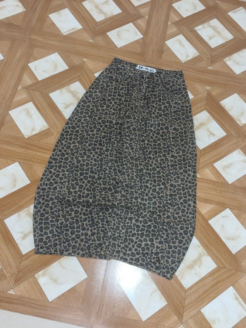 Leopard barrel pants (Category: Jeans) located in Manila. Submitted by dp.finds (Listing ID 1463553339, Image 2). Description: - Fierce leopard print jeans - barrel pants - Waist: 28 inches - Length: 39 inches - Leg Opening: 10 inches - Ideal for stylish casual wear - Kindly verify measurements before purchase.