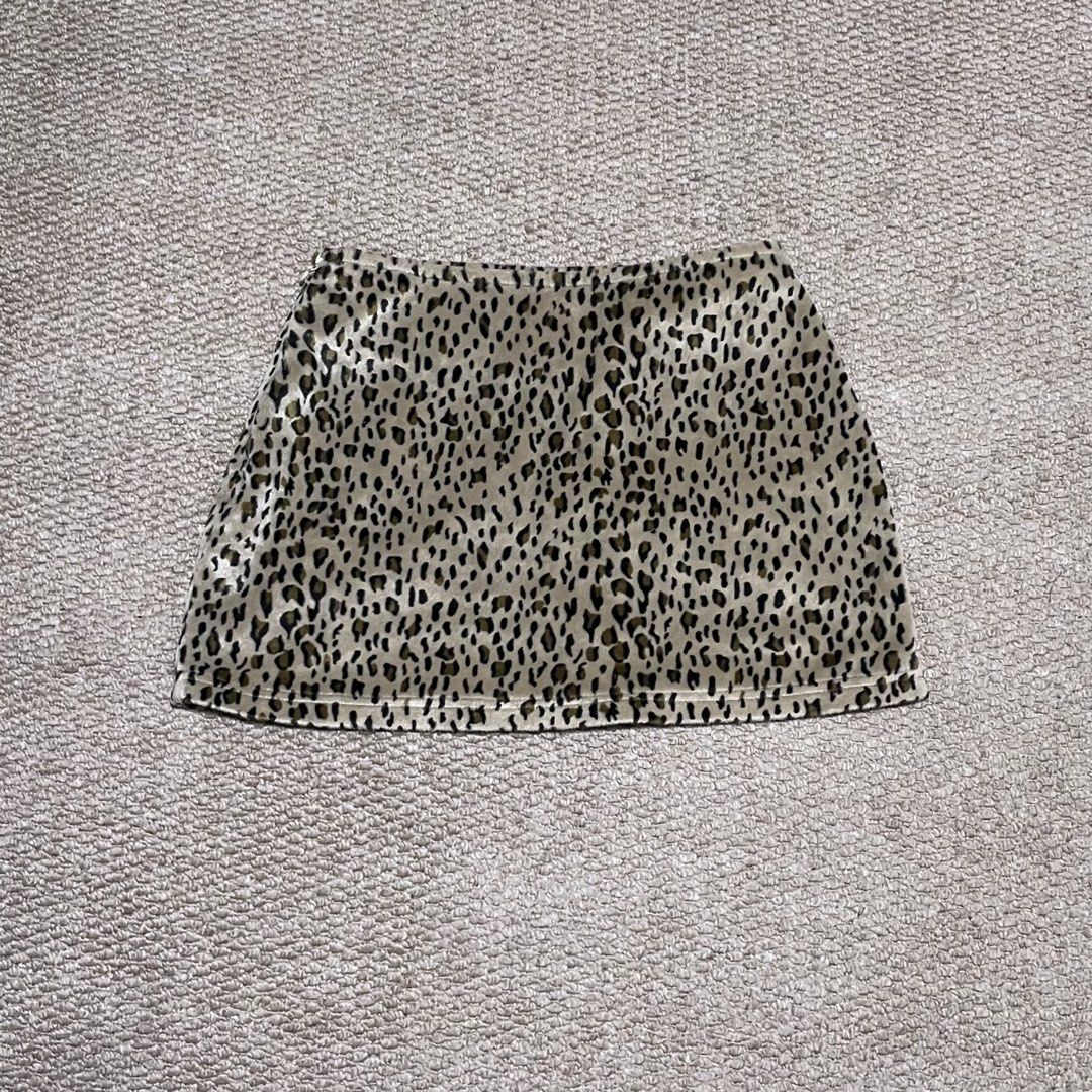 Leopard print skirt (Category: Skirts) located in Antipolo. Submitted by reieeja (Listing ID 1463447640, Image 2). Description: size S.