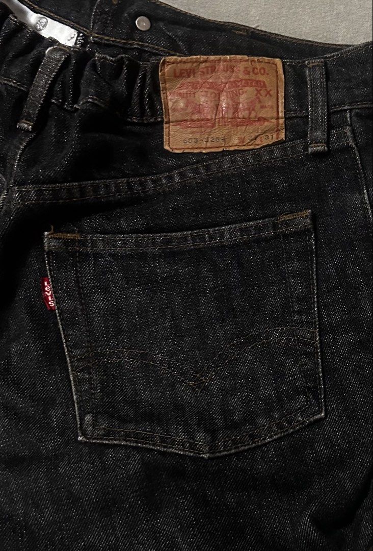 LEVI’S (Category: Shorts) located in Davao. Submitted by sart0ria85 (Listing ID 1463505700, Image 3). Description: Dark Gray garterized bermuda shorts. 100%COTTON. MADE IN JAPAN 🇯🇵 MEDIUM. Size 31-32 (garterized) EXCELLENT CONDITION (95/100).