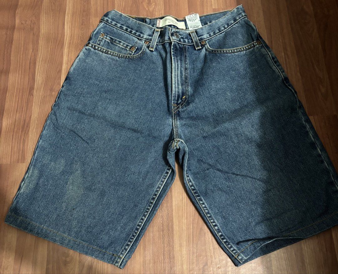 Levi’s 560 short (Category: Shorts) located in Rosario. Submitted by crsthrift (Listing ID 1463448536, Image 1). Description: Levi’s 560 Short W - 30 L - 23.