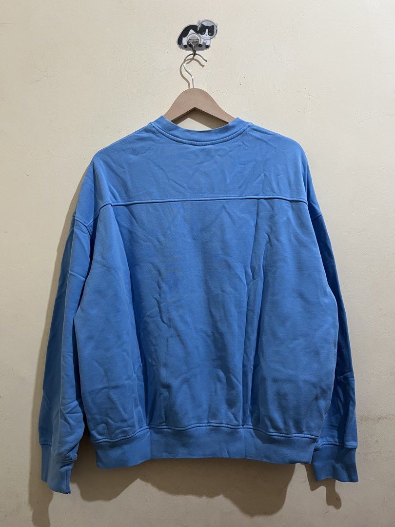 Levi's Blue Crewneck Sweatshirt Size M (Category: Coats, Jackets and Outerwear) located in Manila. Submitted by juspheroca82034 (Listing ID 1463416447, Image 2). Description: - Blue Levi's Sweatshirt - Size: Medium (M) - Origin: Made in Sri Lanka - Style: Great for casual wear - Features: Comfortable and stylish - Condition: Please check photos for details.