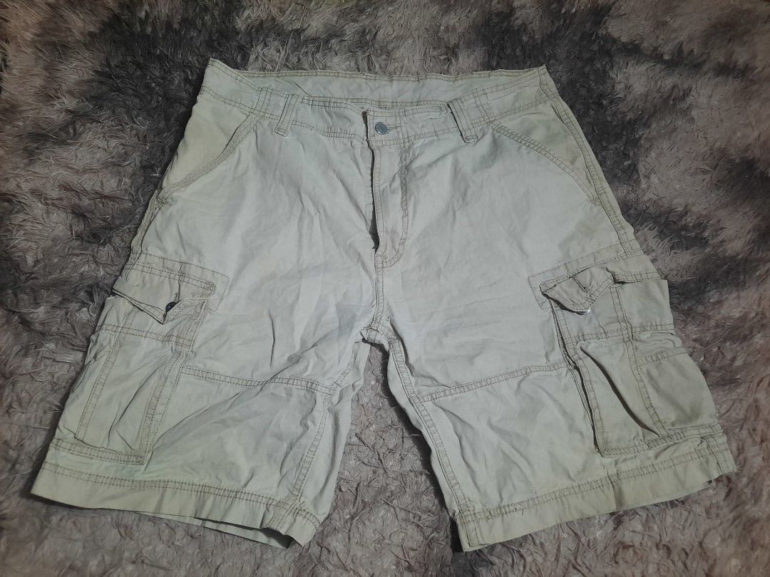 Levi's Cargo Shorts Size 38 Beige Cotton (Category: Shorts) located in Lapu Lapu. Submitted by markbel26 (Listing ID 1463515723, Image 1). Description: - Beige Levi's Cargo Shorts - Size: 38 - Material: 100% Cotton - Closure: Button and Zip - Features: Multiple pockets for ample storage - Ideal for: Casual wear, outdoor activities - Condition: Good.