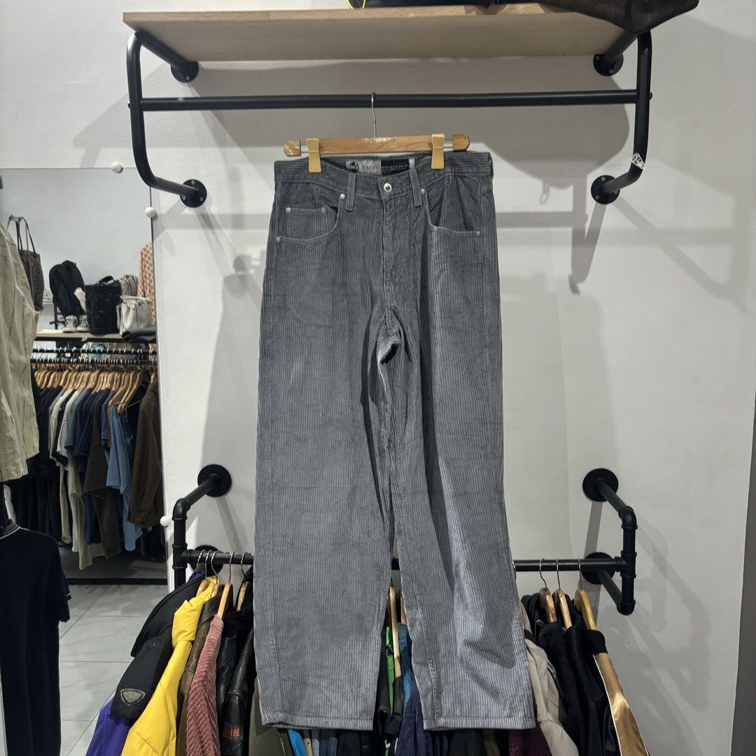 Levi’s Silver Tab Baggy Corduroy pants (Category: Chinos) located in Bambang. Submitted by heats777 (Listing ID 1463483108, Image 1). Description: Excellent condition No issue Size: 35 on tape.