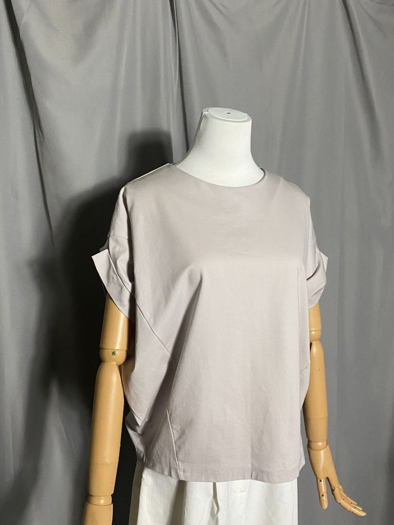 Light taupe relaxed-fit boxy tee with structured folded sleeves (Category: Shirts) located in Las Pinas. Submitted by ipickyou (Listing ID 1463449776, Image 2). Description: Unwashed 𝗠𝗲𝗮𝘀𝘂𝗿𝗲𝗺𝗲𝗻𝘁𝘀 𝘄𝗵𝗲𝗻 𝗹𝗮𝗶𝗱 𝗳𝗹𝗮𝘁: -Size 38 -Armpit to armpit: 25” -Length: 22” .