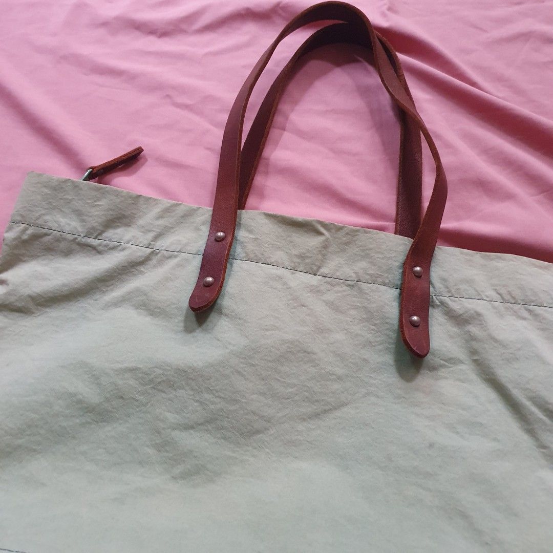 Lightweight Canvas Tote Bag with Leather Handles (Category: Tote Bags) located in Paranaque City. Submitted by cobien (Listing ID 1463459005, Image 3). Description: - Spacious tote bag, ideal for everyday use. - Made from light, crinkled canvas. - Features sturdy brown leather handles. - Secure zipper closure for the main compartment. - Dimensions: Approx. 18.5 x 13 inches. - Handle drop: Approx. 8.5 inches. - Easy to carry and pack. - flaw: visi