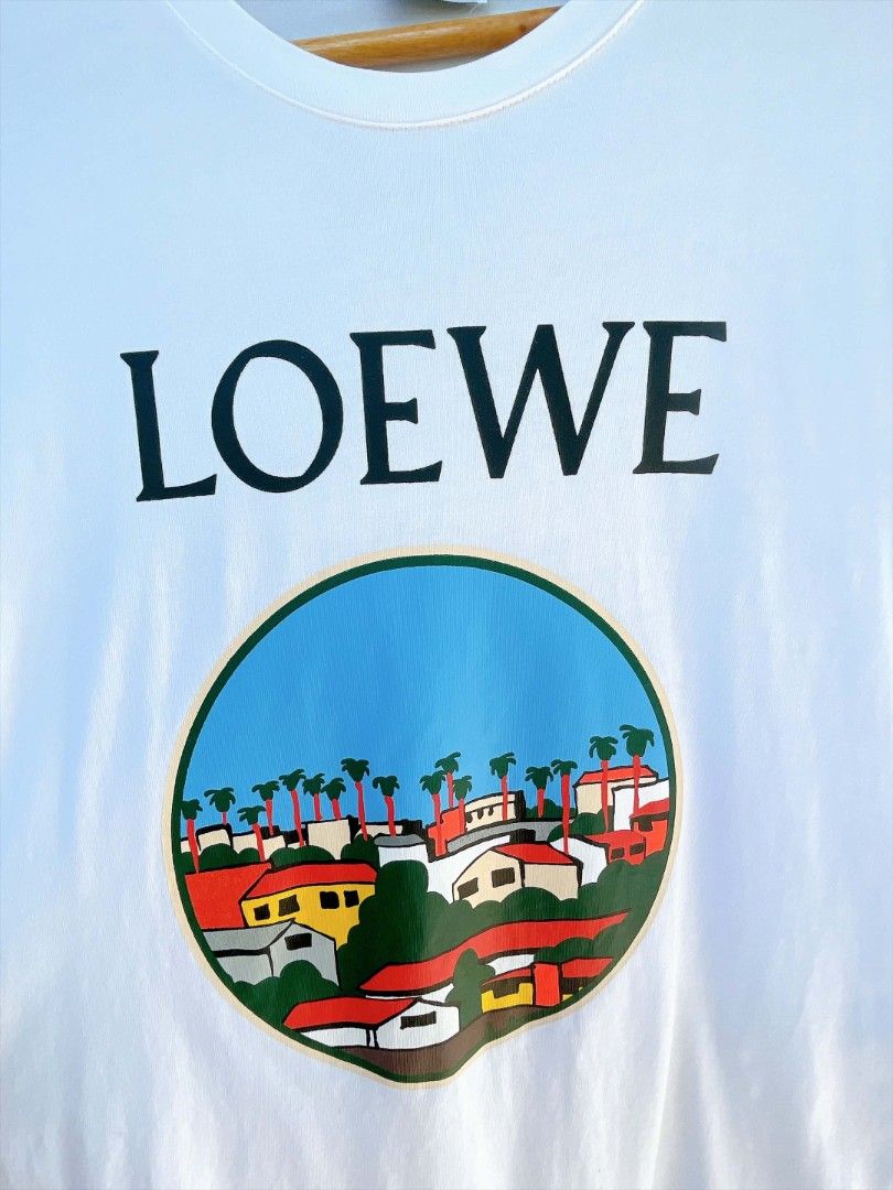 Loewe (Category: Activewear) located in San Nicolas. Submitted by lictawajre19642 (Listing ID 1463397553, Image 3). Description: Size: S-M Width :19 Length :26 CR:10/10 Issue :NONE.