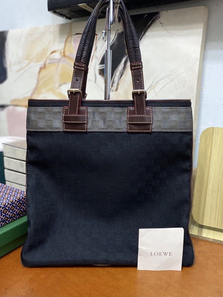 LOEWE Anagram Tote (Category: Luxury Bags & Wallets) located in San Mateo. Submitted by kluxuryy (Listing ID 1463235846, Image 1). Description: OFFER YOUR PRICE NEGOTIABLE.