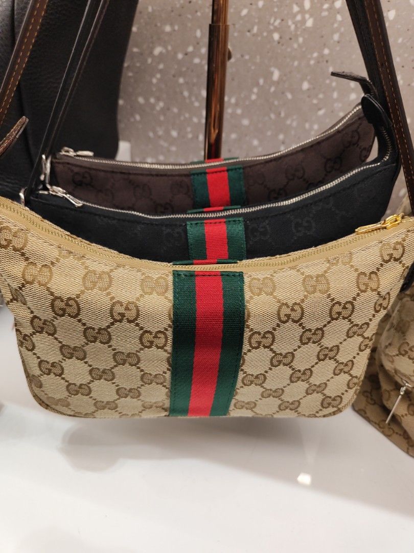 Loewe Puzzle 迷你手袋 （分類：手袋及銀包）位於 Hong Kong。 由 happy11223345 提交（商品編號 1463409003，圖片 1）。簡介： Loewe Puzzle 迷你手袋，有黑色同埋啡色兩隻色。皮質好好，手感一流。容量都幾夠裝到電話銀包鎖匙。可以手提又可以斜孭，好百搭。。