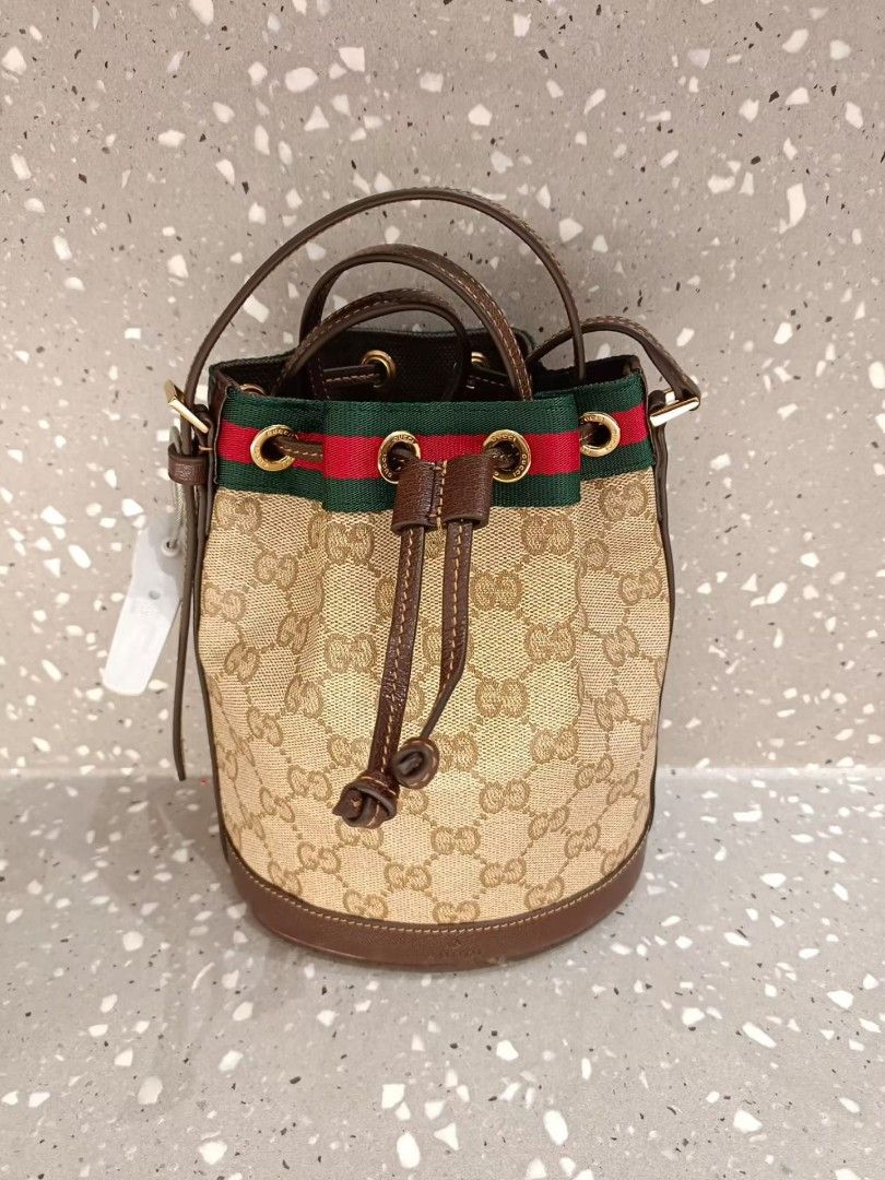 Loewe Puzzle 迷你手袋 （分類：手袋及銀包）位於 Hong Kong。 由 happy11223345 提交（商品編號 1463409003，圖片 2）。簡介： Loewe Puzzle 迷你手袋，有黑色同埋啡色兩隻色。皮質好好，手感一流。容量都幾夠裝到電話銀包鎖匙。可以手提又可以斜孭，好百搭。。