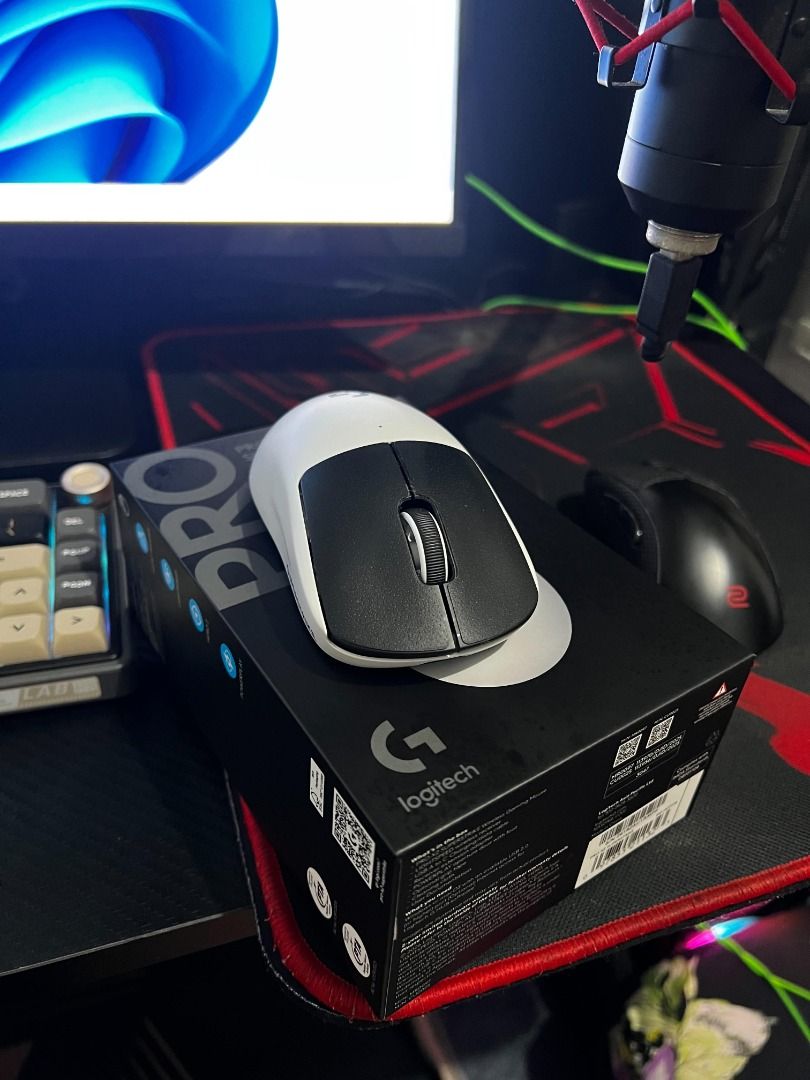 LOGITECH G PRO SUPERSTRIKE X2 (Category: Mouse & Mousepads) located in Manila. Submitted by as1bampc (Listing ID 1463537749, Image 3). Description: LOGITECH G PRO SUPERSTRIKE X2 Inclusions; -Box -Manual -Charger -Usb -Dongle -Anti slip matte tape -Receipt Freebies; -Esp tigers skates ( Installed ) -Super glide skates.