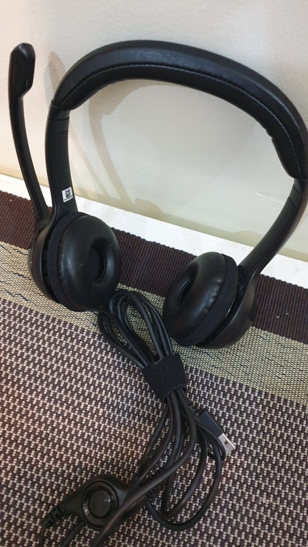 Logitech H390 USB Headset with Noise Cancelling Microphone (Category: Headphones & Headsets) located in Manila. Submitted by erikuhrox007 (Listing ID 1463518356, Image 1). Description: - Logitech H390 USB Headset - Noise-cancelling microphone for clear calls - Comfortable padded earcups - Adjustable headband for a perfect fit - Ideal for online meetings and calls - Includes velcro tie for neat cable management.
