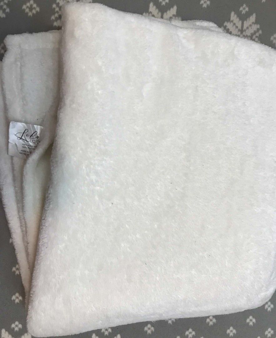 Lola & Co. White Plush Blanket (Category: Bedding & Towels) located in Imus. Submitted by stop_shop7 (Listing ID 1463342577, Image 1). Description: - Super soft white plush blanket from Lola & Co. - Perfect for keeping warm. - Made in China..