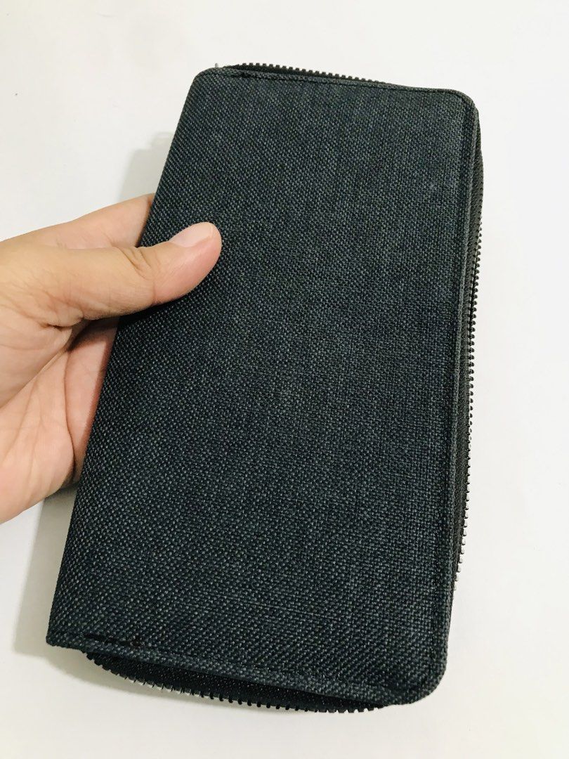 LONG WALLET (Category: Wallets & Card holders) located in Gamu. Submitted by 2022bagsbunny (Listing ID 1463378418, Image 1). Description: .