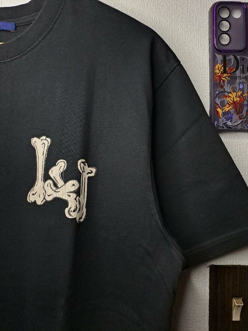 Louis Vuitton Skeletal Logo (Category: Luxury Apparel) located in Quezon City. Submitted by yaseen73 (Listing ID 1463379418, Image 3). Description: Louis Vuitton Skeletal Logo Crew Neck Heavy Weight Cracks Logo Design From the Summer Collection - Medium - Witdth 22 - Length 29 - Color Rate 9.9/10 - In Excellent Condition or Best Offer MOP : G C A S H B A N K T R A N S F E R Courier : J&T Lalamove Seller's Location: 📍Brgy. Pansol, Q.C.