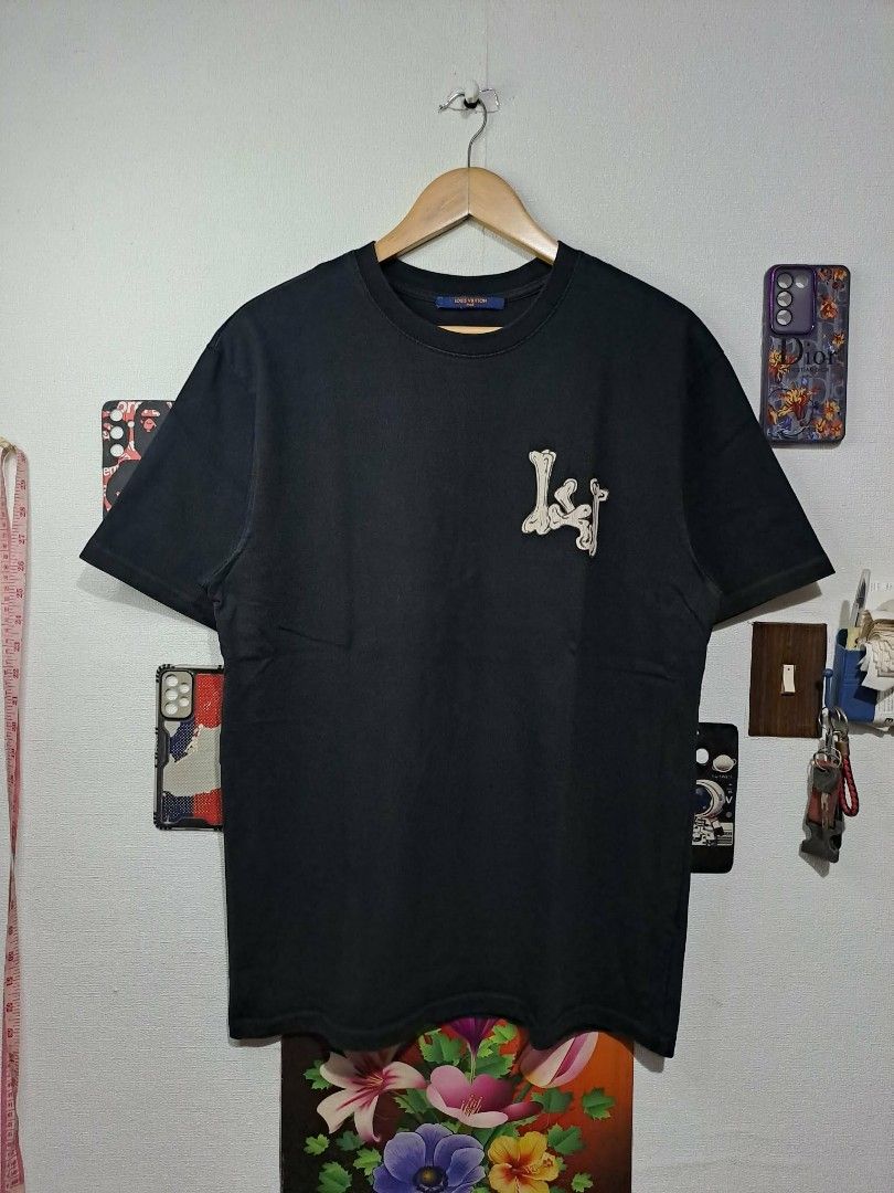 Louis Vuitton Skeletal Logo (Category: Luxury Apparel) located in Quezon City. Submitted by yaseen73 (Listing ID 1463379418, Image 2). Description: Louis Vuitton Skeletal Logo Crew Neck Heavy Weight Cracks Logo Design From the Summer Collection - Medium - Witdth 22 - Length 29 - Color Rate 9.9/10 - In Excellent Condition or Best Offer MOP : G C A S H B A N K T R A N S F E R Courier : J&T Lalamove Seller's Location: 📍Brgy. Pansol, Q.C.