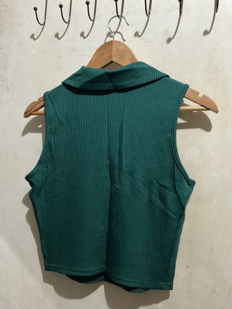 LOVITO CROP POLO SLEEVELESS TOP (Category: Sleeveless) located in Dagupan City. Submitted by trendies_collection (Listing ID 1463419069, Image 3). Description: Brand new with pouch and hang tag Large on tag No issue.