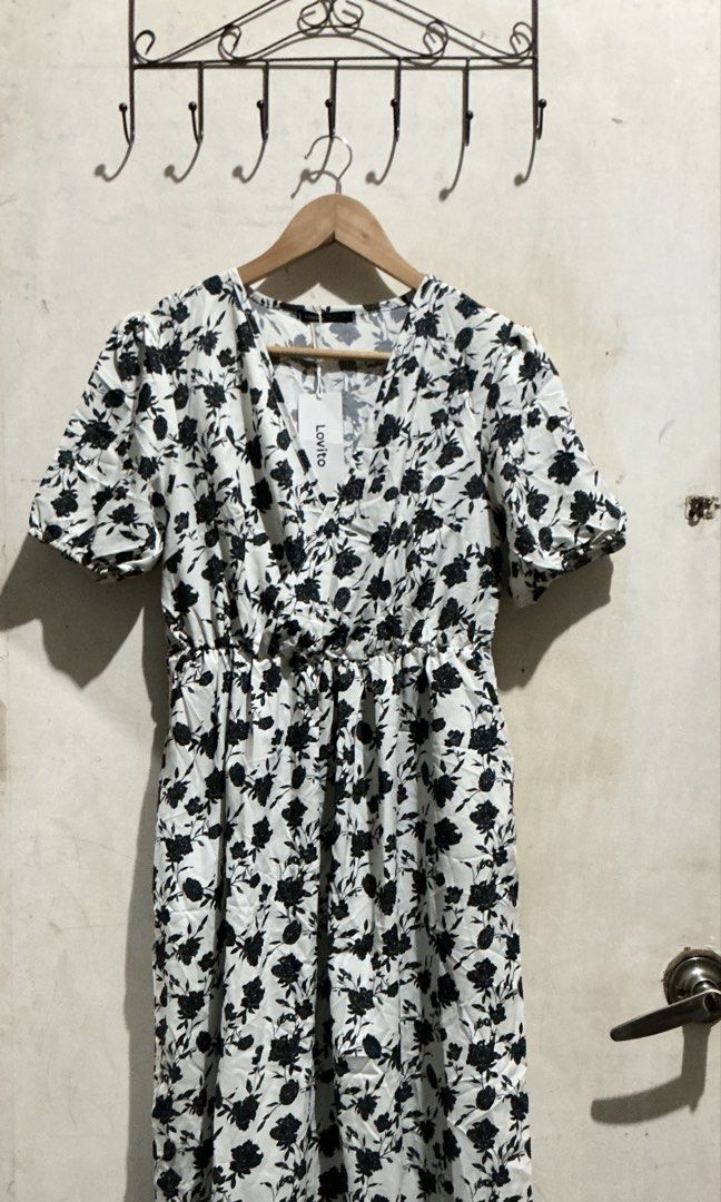 LOVITO FLORAL OVERLAPPING MAXI DRESS (Category: Dresses) located in Dagupan City. Submitted by trendies_collection (Listing ID 1463522932, Image 1). Description: Brand new with pouch and hang tag Large on tag, Keri sa semi xl With pockets both sides No issue.