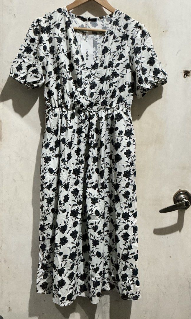 LOVITO FLORAL OVERLAPPING MAXI DRESS (Category: Dresses) located in Dagupan City. Submitted by trendies_collection (Listing ID 1463522932, Image 2). Description: Brand new with pouch and hang tag Large on tag, Keri sa semi xl With pockets both sides No issue.
